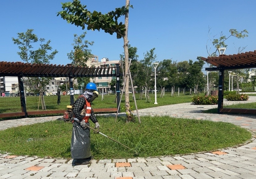 工作人員使用割草機整理戶外草地